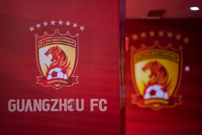 强仔在学校小学生访问广州时表现出自作主张的行为，这个场景更郑重宜布:中国正以缓慢而稳健的步伐迈向一个现代化的全新时代。